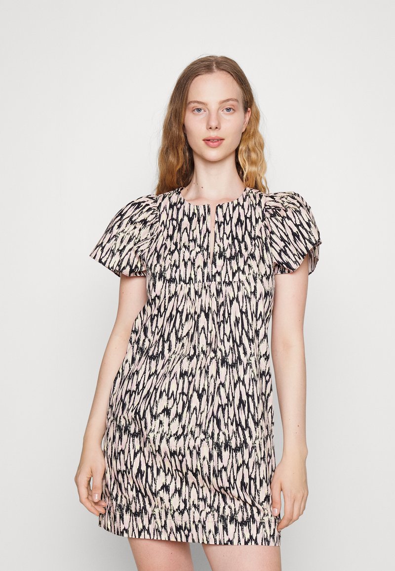 Vestido de manga curta com um padrão abstrato em rosa e preto, com detalhes drapeados na linha do pescoço e mangas soltas e bufantes.