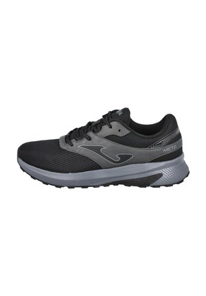 Zapatilla deportiva negra y gris con parte superior de malla ligera, paneles texturizados, suela acolchada y un logotipo prominente en el costado.