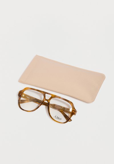 Rudos spalvos vėžlio kiauto akinių rėmeliai su stačiakampiais rėmeliais ir skaidriais lęšiais, kartu su persikų spalvos odiniu dėklu.