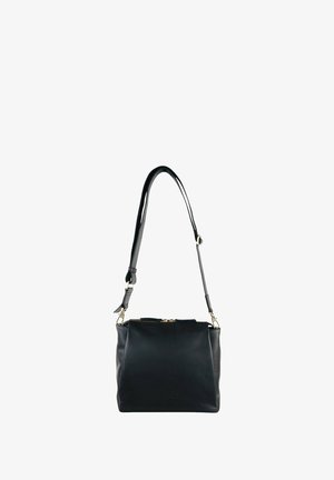 Borsa a tracolla in pelle nera con un design strutturato, tracolla regolabile, hardware in tonalità oro e chiusura superiore con zip. Texture liscia, accenti minimi.