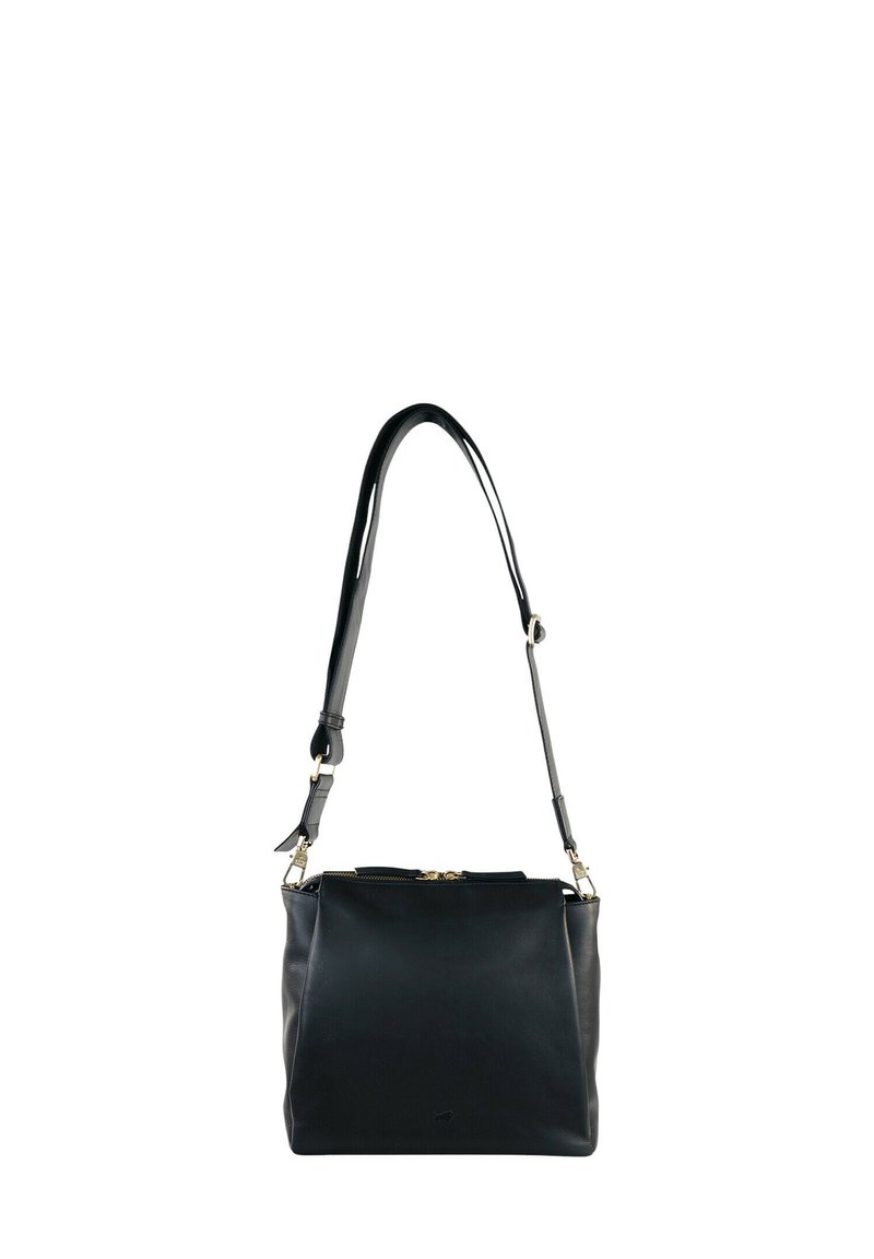 Borsa a tracolla in pelle nera con un design strutturato, tracolla regolabile, hardware in tonalità oro e chiusura superiore con zip. Texture liscia, accenti minimi.