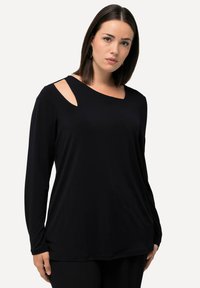 Schwarzes Langarmshirt mit Rundhalsausschnitt und offenen Schulterschlitzen. Der Stoff ist glatt und fällt locker, was eine entspannte Passform bietet.