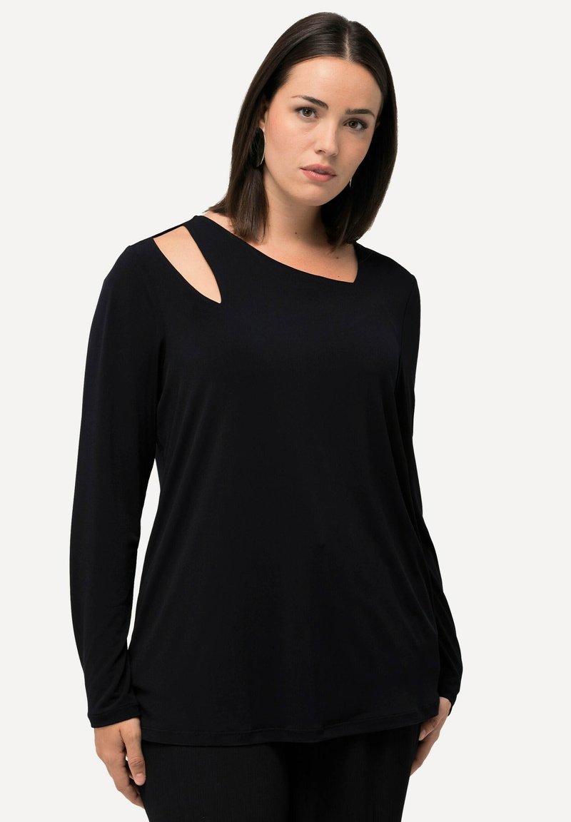 Černá dlouhá rukávová košile s kulatým výstřihem a otevřenými ramenními výřezy. Materiál je hladký a volně splývá, což zajišťuje pohodlný střih.