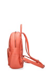 Koraalkleurige leren rugzak met een afgeronde vorm, twee ritscompartimenten en verstelbare schouderbanden. Geweven oppervlak voor duurzaamheid.