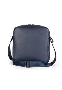 Námorně modrá kožená messenger taška s texturovaným povrchem, čtvercového tvaru, nastavitelného popruhu a kontrastním kováním. Uzavření na zip.