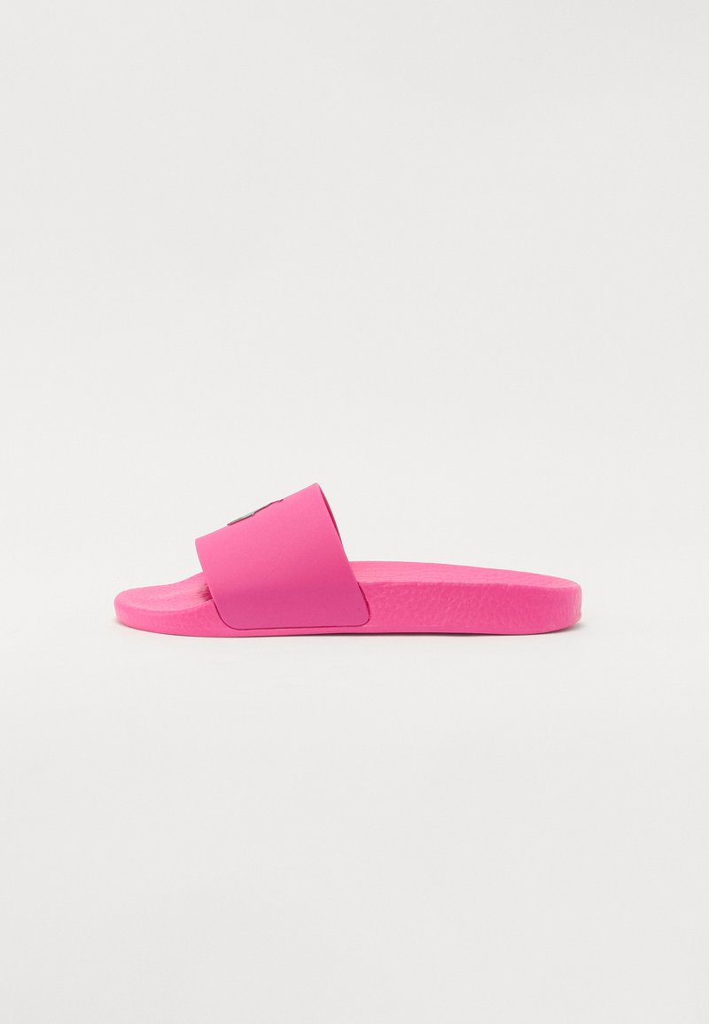 Ροζ σανδάλι με μαλακή, λεία υφή, διαθέτοντας ευρεία λωρίδα και επίπεδη σόλα. Μινιμαλιστικός σχεδιασμός, κατάλληλο για καθημερινές εμφανίσεις.