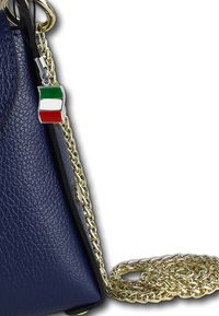 Marine lederen handtas met een driehoekige vorm, gouden kettingriem en een bevestigd charm van de Italiaanse vlag. Textuur oppervlak met contrasterende accenten.