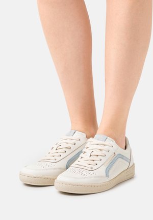 Vita lädersneakers med ljusblå accenter, perforerad tå, flat beige sula, snörning och logotypdetalj på tungan.