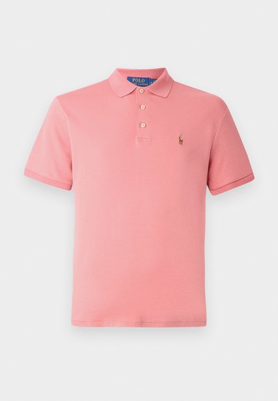 Růžové polo tričko vyrobené z bavlny. Má klasický límeček, tříknoflíkovou légu a vyšívané logo na levé části hrudi. Krátké rukávy.