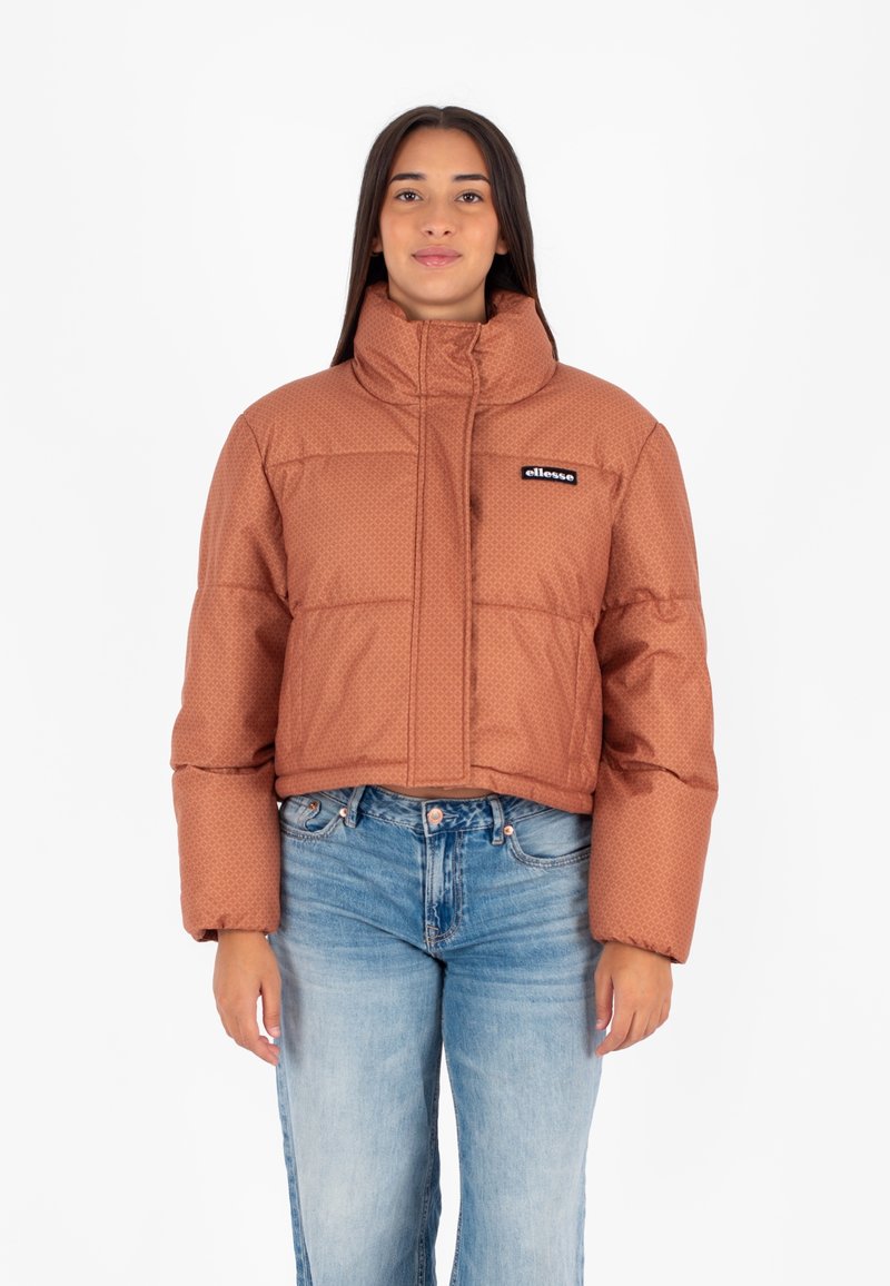 Brązowa krótka pufa z wysokim kołnierzem, z subtelnym wzorem, zamkiem błyskawicznym i naszywką z logo na lewej piersi.