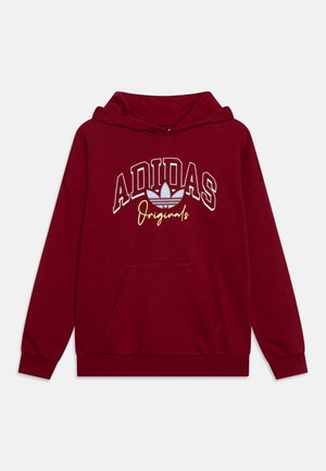 Sweat à capuche Adidas Originals grenat avec poche kangourou avant, grand texte du logo et emblème trefoil en blanc et jaune sur la poitrine.