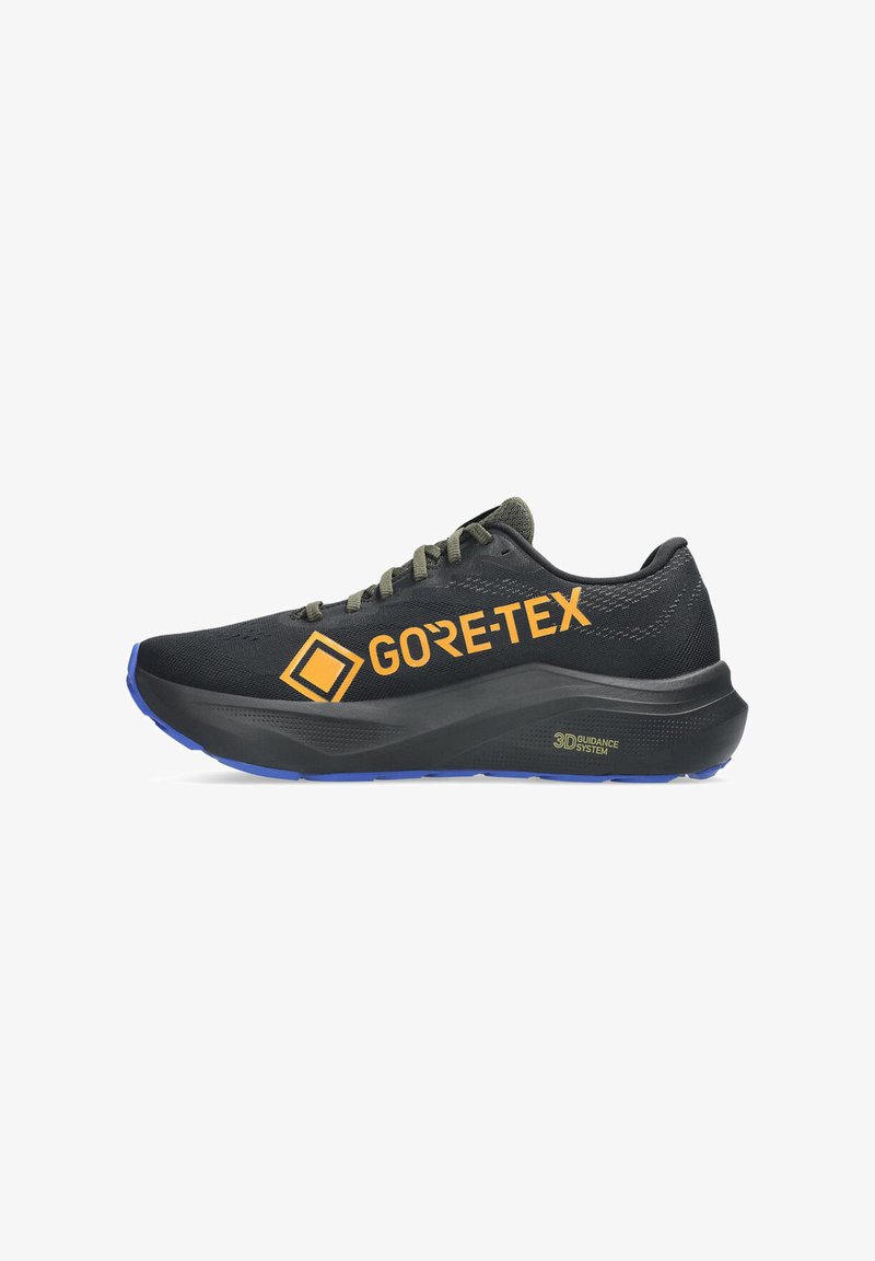Baskets de course noires avec un dessus texturé, logo GORE-TEX en orange, lacets verts, et une semelle rembourrée avec un accent bleu. Détail du système de guidage 3D.