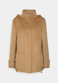 Manteau en laine couleur camel avec capuche, col montant, deux grandes poches avant et fermetures éclair latérales visibles à l'ourlet.