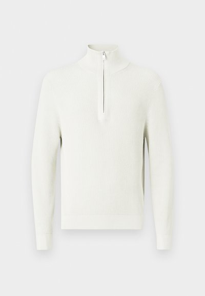 Pull en maille côtelée crème avec un col montant et une demi-fermeture éclair. Manches longues et silhouette épurée. Texture douce et design moderne.