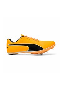 Zapatilla de correr de color naranja brillante con acentos negros, diseño ligero, parte superior sintética texturizada y clavos metálicos en la suela para mayor tracción.