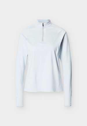 Ανοιχτό γαλάζιο μακρυμάνικο πουλόβερ με φερμουάρ στο ένα τέταρτο και ψεύτικο γιακά, παρουσιασμένο από τη μπροστινή όψη σε απλό φόντο.