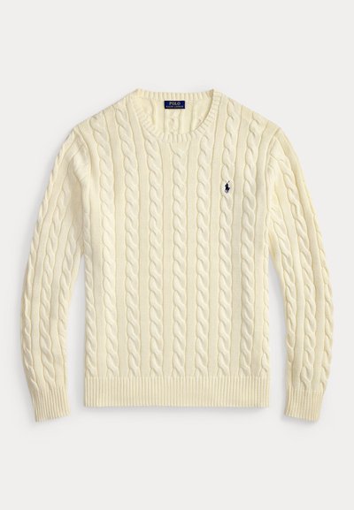 Maglione color crema lavorato a trecce con maniche lunghe e scollo rotondo, con un piccolo logo scuro sul petto sinistro.