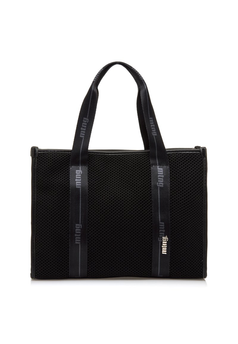 Borsa tote rettangolare nera con texture a rete e due manici neri con logo che si estendono dall'alto verso il basso.