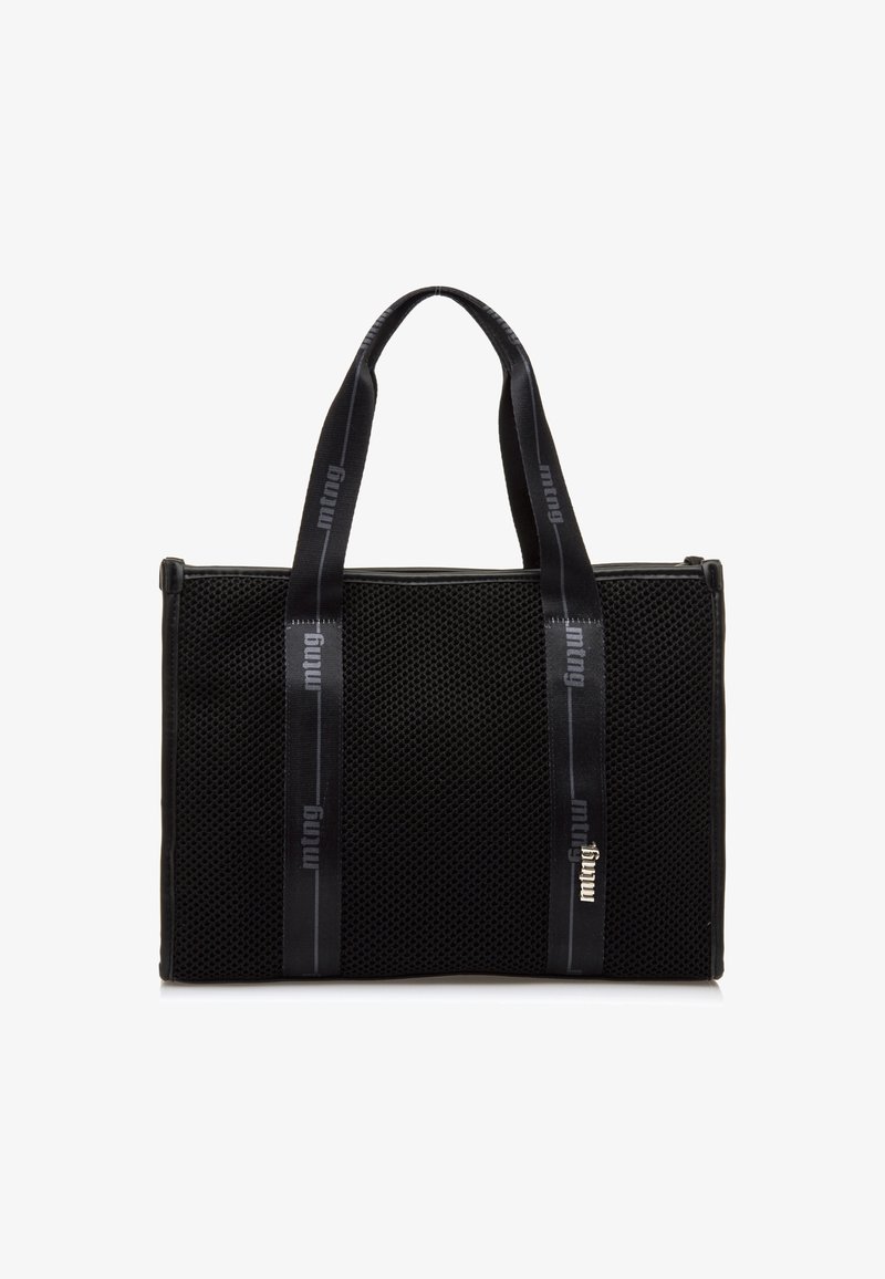 Borsa tote rettangolare nera con texture a rete e due manici neri con logo che si estendono dall'alto verso il basso.