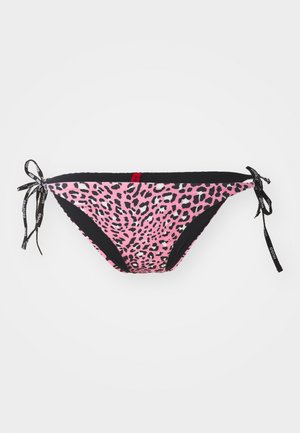 Rosa leopardmønster bikini-bunn med svarte detaljer, med justerbare knytedetaljer på sidene og et logo-bilde på midjebåndet.