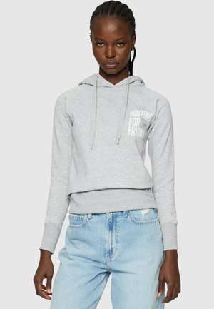 Szara, krótka bluza z kapturem wykonana z miękkiego materiału, z przednią kieszenią, z napisem "CZEKANIE NA PIĄTEK" w białym kolorze. Kaptur ze sznurkiem.