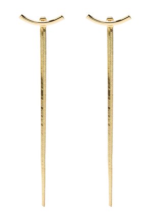 Para długich, smukłych złotych kolczyków z zakrzywionymi, poziomymi prętami na górze i cienkimi, pionowymi łańcuszkami zwisającymi w dół.