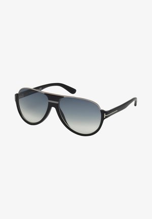 Gafas de sol negras con un diseño elegante y de gran tamaño, y lentes degradados. Los acentos metálicos adornan la parte superior y las patillas, mostrando una estética moderna.