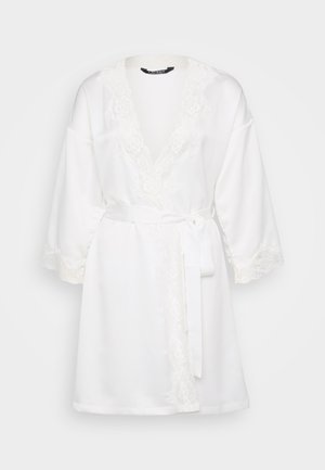 Toga blanca de tela suave, con un escote en V profundo y encaje en las mangas y el dobladillo, con un cinturón atado en la cintura.
