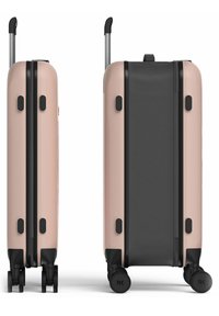 Hartschalenkoffer in sanftem Rosa und Schwarz, vertikales Design mit glatten Rollen, ausziehbarem Griff und einem dunklen Stoff-Akzentpaneel.