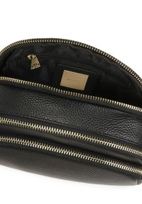 Borsa in pelle nera con finitura texturizzata, dotata di cerniere dorate e etichetta in metallo dorato. L'interno include una tasca con zip e tessuto foderato.