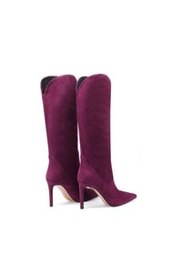 Stivali alti in suede viola, con punta affusolata, parte superiore tapered e tacco a stiletto. Texture liscia e design elegante con cuciture minime.