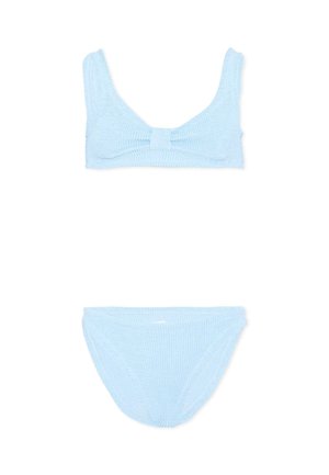 Set bikini di colore azzurro con texture, composto da top con scollatura a girocollo e slip a vita media, esposto su sfondo bianco.
