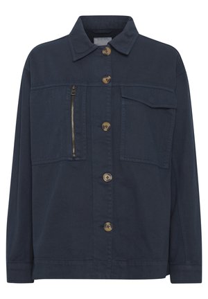 Chaqueta azul marino con cuello, cierre frontal de botones, dos bolsillos en el pecho y un bolsillo con cremallera en el lado izquierdo.