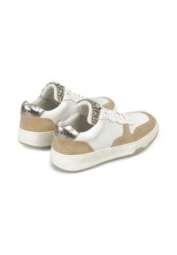 Zapatillas de cuero blancas con acentos de ante beige, que presentan un tacón metálico brillante y decoradas con strass en el cuello.