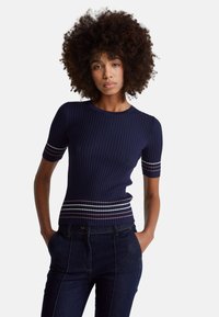 Tmavě modrý top s krátkým rukávem z žebrovaného úpletu, s přiléhavým střihem a vodorovnými pruhy v bílé a růžové barvě v oblasti pasu a rukávů.