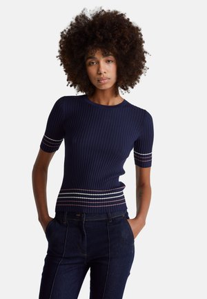 Marineblaues, geripptes Strickoberteil mit kurzen Ärmeln, das eine figurbetonte Passform aufweist und horizontale Streifen in Weiß und Rosa an Taille und Ärmeln hat.