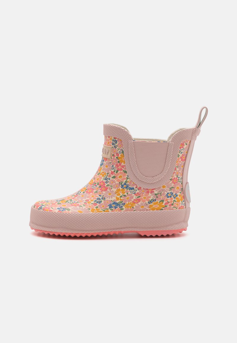 Botte de pluie en caoutchouc rose, arborant un motif floral vibrant avec des accents jaunes et bleus, semelle texturée et languette de tirage.