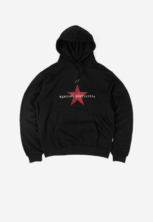 Sweatshirt noir à capuche avec poche avant, présentant une étoile rouge et un texte blanc indiquant "against perfection" sur la poitrine.