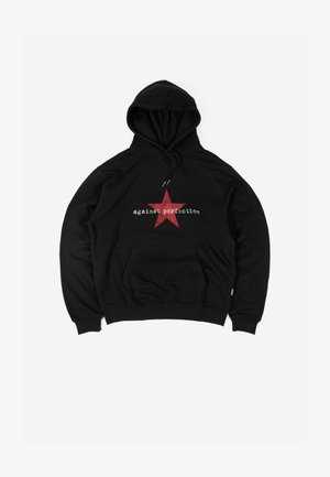 Sweatshirt noir à capuche avec poche avant, présentant une étoile rouge et un texte blanc indiquant "against perfection" sur la poitrine.
