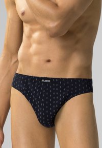 Granatowe męskie slipy w geometryczny wzór, wykonane z miękkiej tkaniny. Posiadają markowy pas i dopasowany krój.