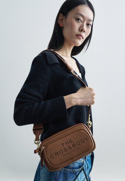 MARC JACOBS THE CROSSBODY - Keresztpántos táska - argan oil