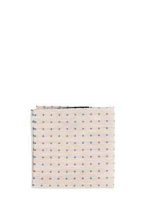 Beige stoffen zakdoek met gelijkmatig verdeelde kleine blauwe stippen, netjes gevouwen op een witte achtergrond.