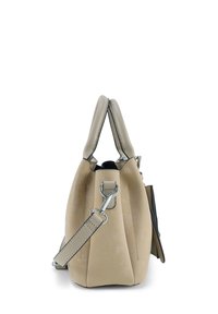 Beige leren handtas met een gestructureerd ontwerp, dubbele handvatten en een verstelbare schouderband. Gladde textuur met contrasterende stikdetails.