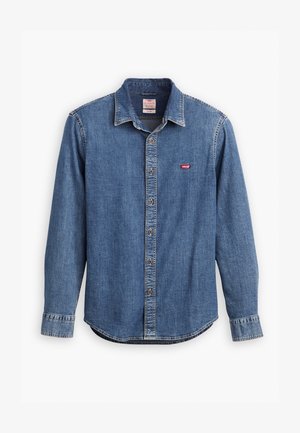 Camisa de ganga em azul escuro, apresentando um colarinho abotoado, mangas longas, detalhes cosidos e um pequeno logótipo vermelho na área do bolso do peito.