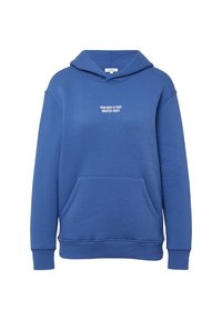 Blauwe hoodie van zacht materiaal, met een kangoeroezak, geribbelde manchetten en een hoodie met trekkoord. Witte tekst leest "JE LICHAAM IS JE GROOTSTE ACTIVA."