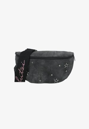 Schwarze, strukturierte Hüfttasche mit silbernen Sternakzenten und einem Reißverschluss. Sie hat einen schwarzen Riemen mit "huitzi" in Pink.