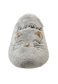 Grijze pluche slippers met een kattengezicht ontwerp, met gouden accenten voor de ogen en geborduurde snorharen, zachte textuur en ronde vorm.