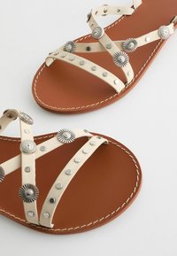 Next REGULAR FIT - Páskové sandály  - bone