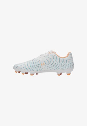 Weißer Fußballschuh mit orangefarbenen Stollen und Futter, mit türkisfarbenen wellenförmigen Mustern und Under Armour-Logo an der Seite.