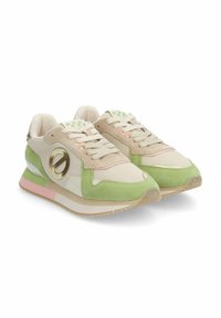 Beige und grüne Turnschuhe aus Mesh- und Wildledermaterialien, mit einem runden metallischen Akzent, rosa Zwischensohle und strukturiertem outsole.